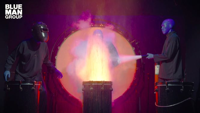 消火器を噴射するブルーマン