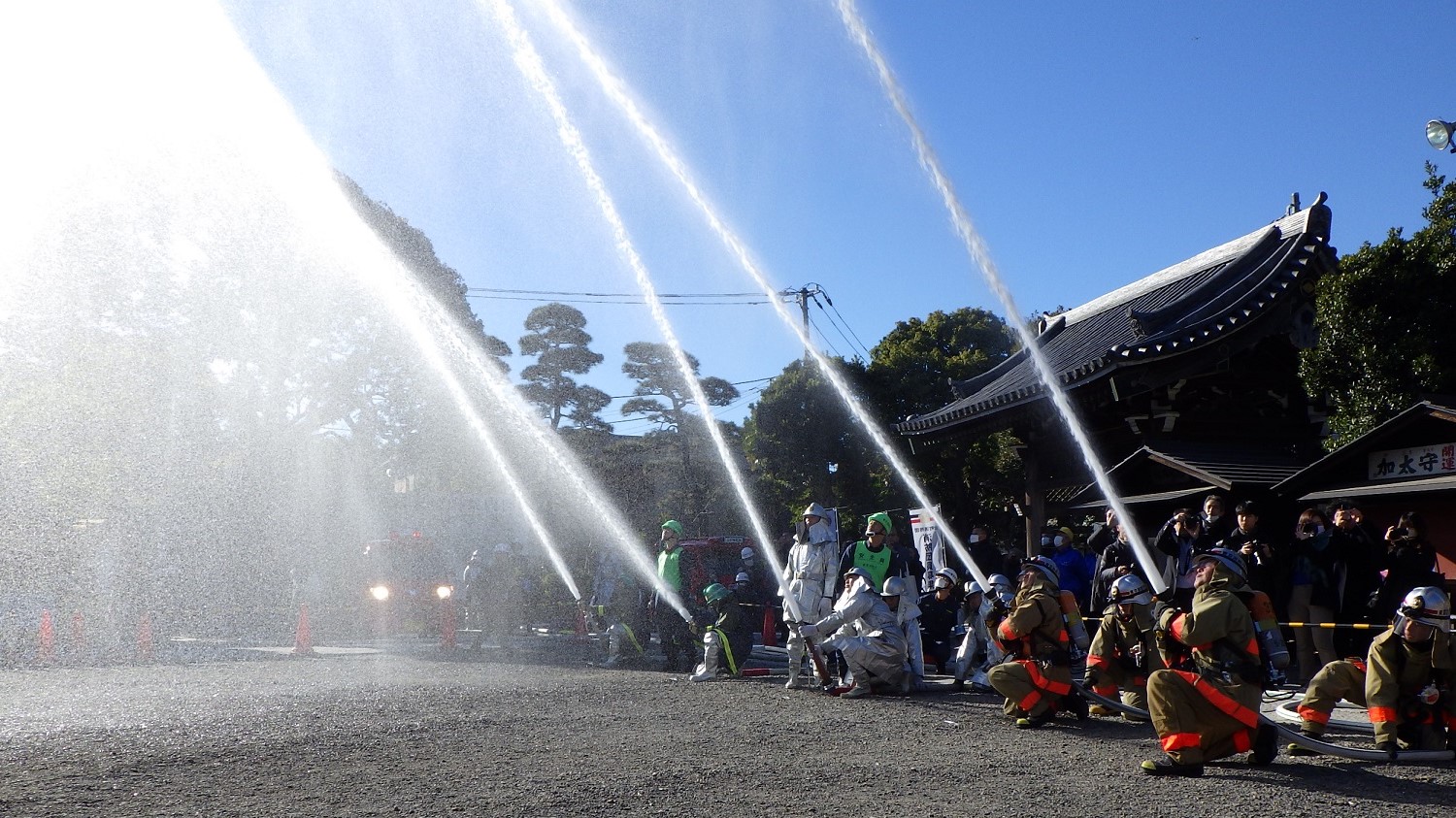 消防演習における一斉放水の様子