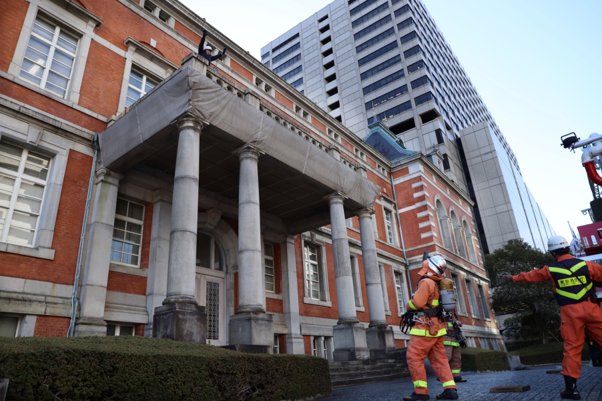 法務省旧本館（赤レンガ棟）に取り残された人を助けに行く人