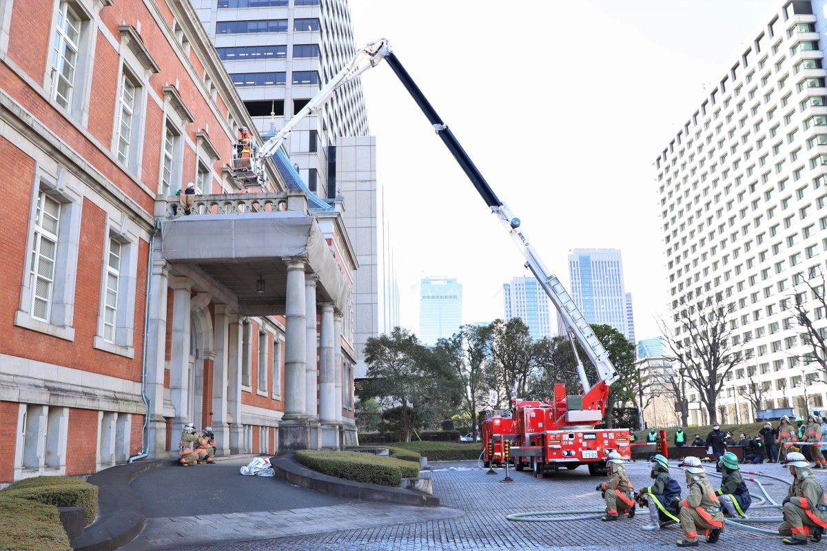 麹町LS（空中作業車）が取り残された人を救助