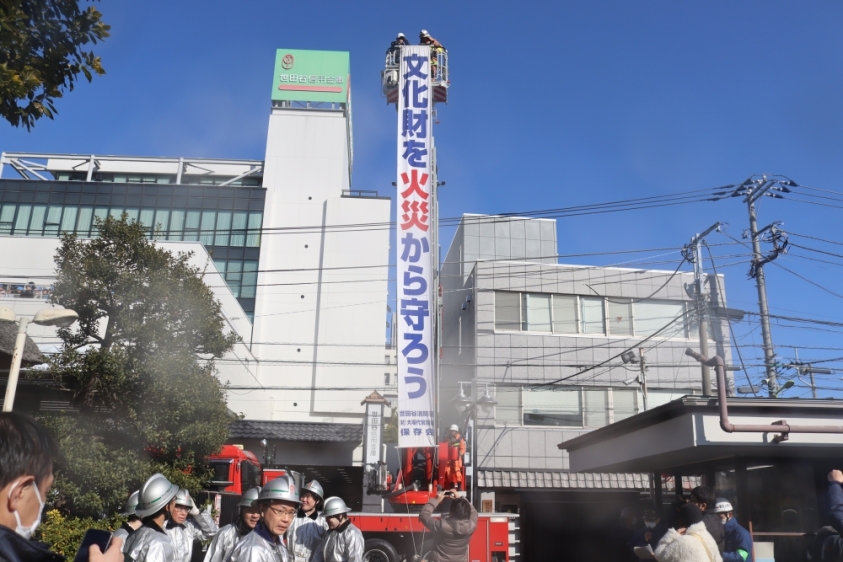 懸垂幕を垂らした写真