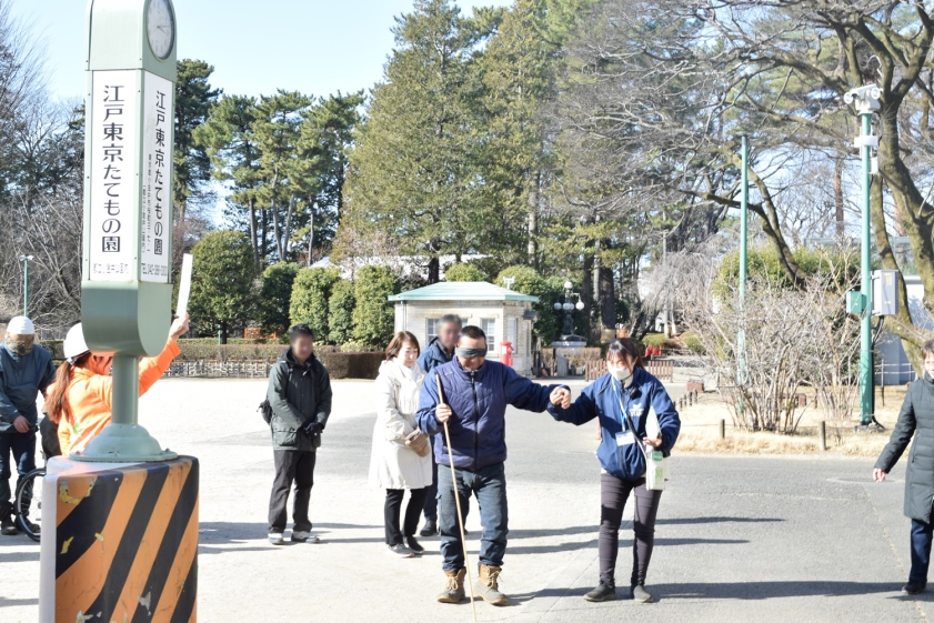 目の見えいない方が避難しているところ