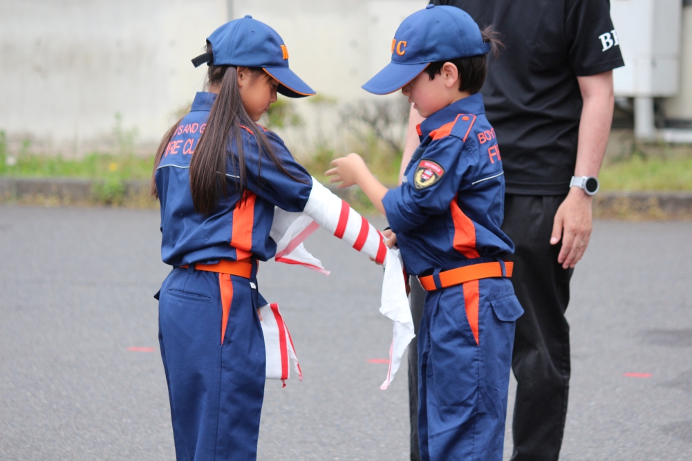 消防団操法大会でデモンストレーションを披露