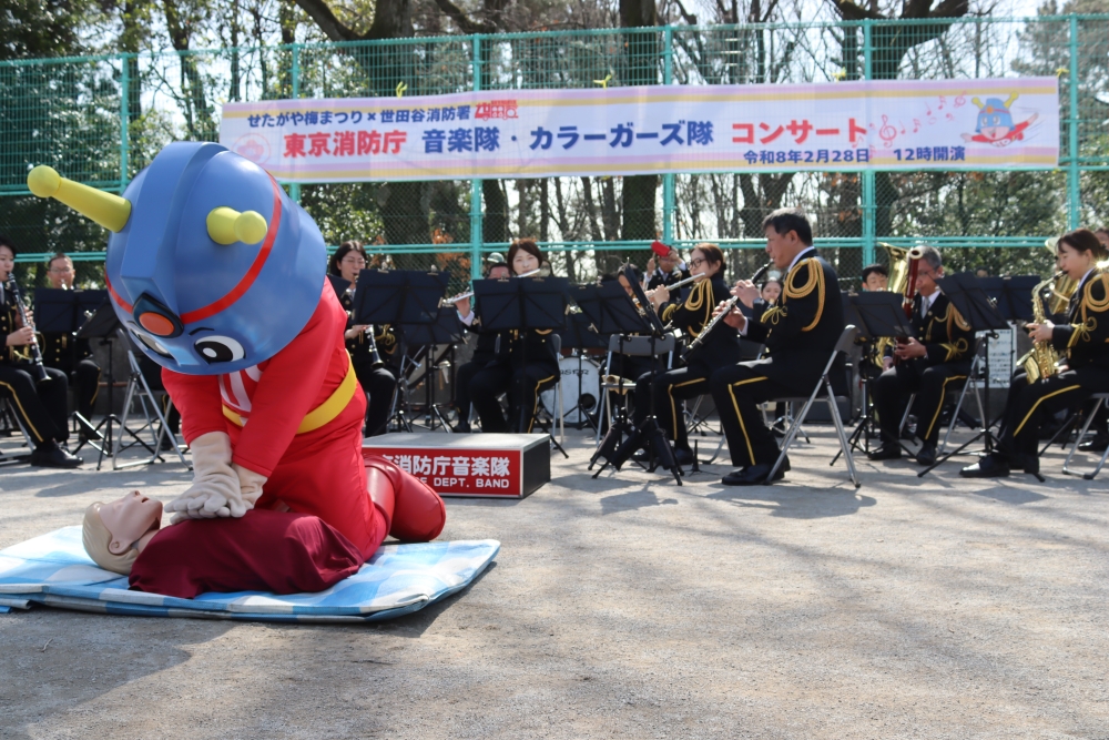 音楽隊とキュータがコラボしている様子