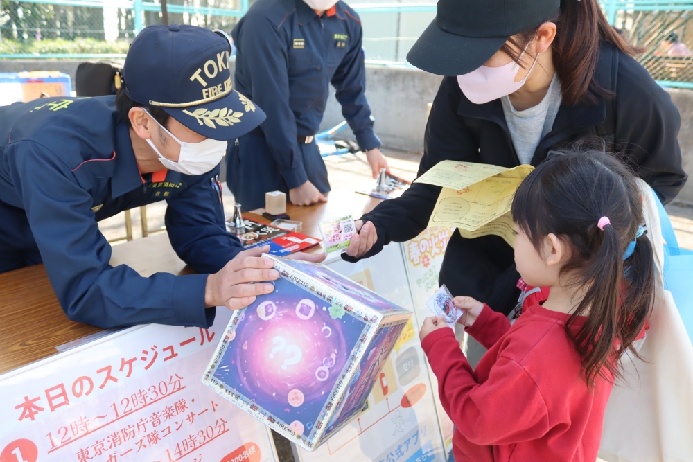 子どもがくじ引きをしている様子