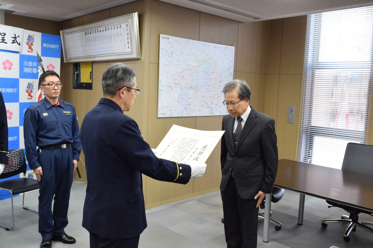 渡している写真