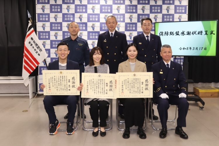 受賞者と幹部との記念撮影