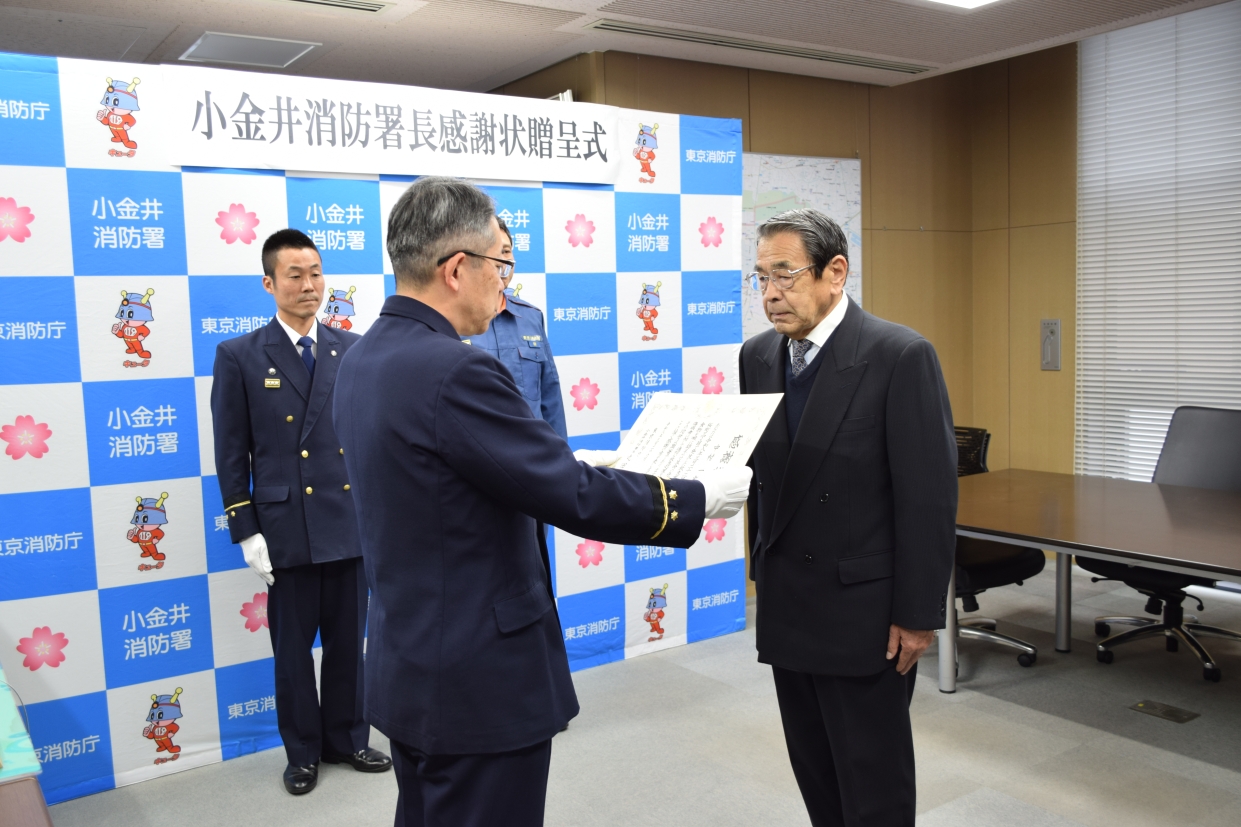 表彰状を渡しているところ