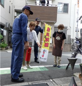 消防署員が消火器の使い方を指導している様子