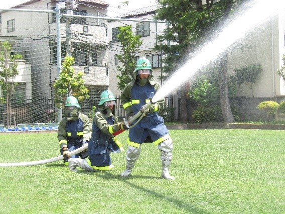 消防団が放水する様子