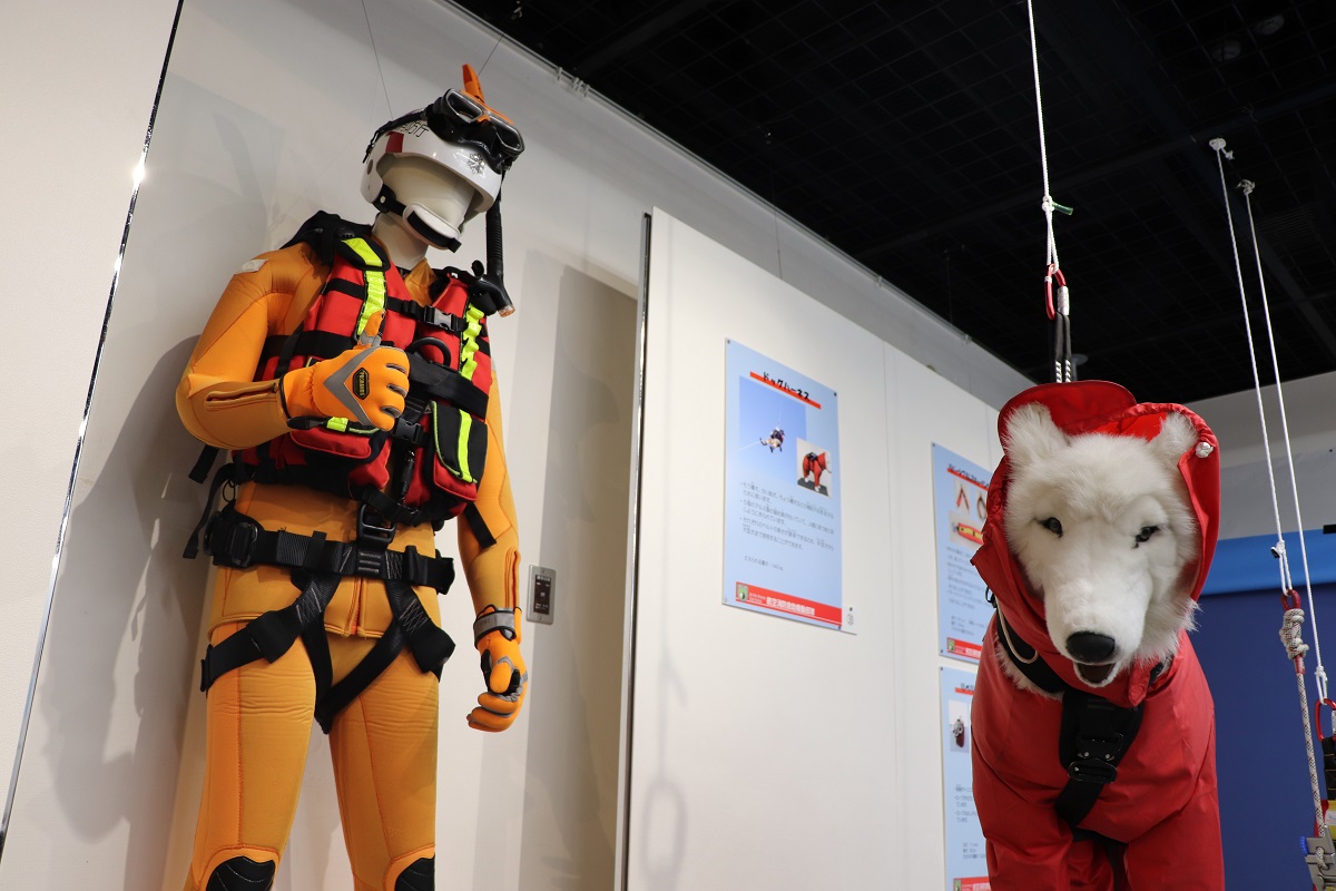 航空隊が実際に使用している資器材の展示も!