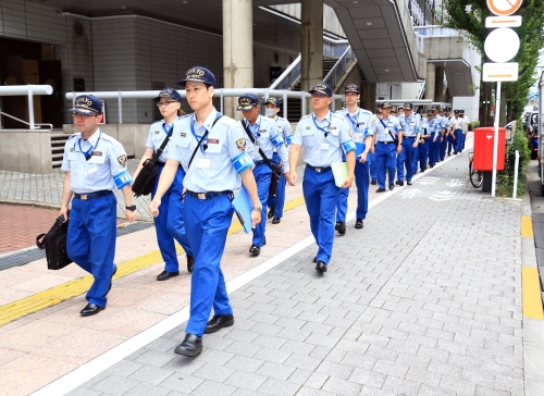 繁華街査察