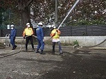写真：府中市災害時支援ボランティア　水防訓練での水防工法活動