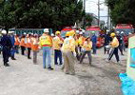 写真：府中市災害時支援ボランティア　バケツリレーによる消火訓練