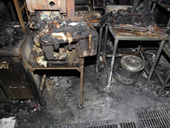 天かす火災により厨房全体が焼損した建物火災