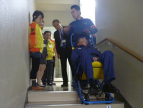 階段避難器具による搬送訓練