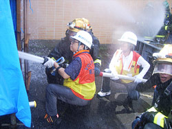消防隊指導による放水訓練