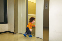 エレベーターの扉に挟まれそうになる子供