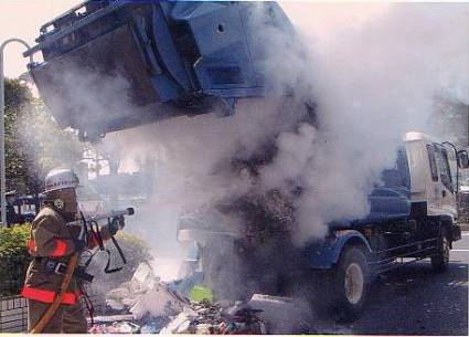 志村消防署管内で発生した、スプレー缶の破裂によるゴミ収集車（塵芥車）の火災