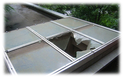 画像2：天窓・ガラス屋根からの墜落事故に注意！