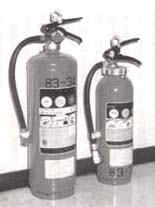 強火液消火器（左）とABC粉末消火器（右）