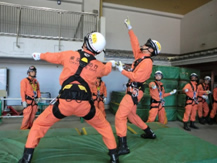 ヘリ模擬装置によるホイスト救助訓練 