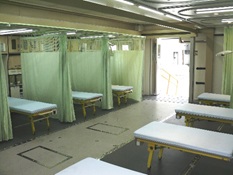 傷病者室　最大床面積４０�ﾂ以上を確保、片側でも使用可